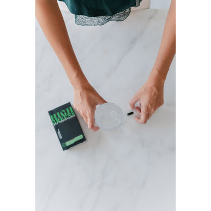 Mulher saudável a tomar High Greens suplemento vegan para sistema imunitário